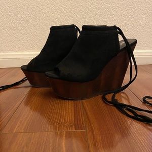 Tie around the ankles wedges